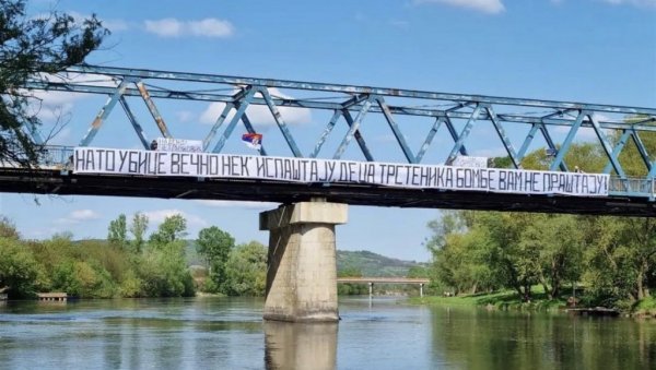 НА МОСТУ ПРЕКО ЗАПАДНЕ МОРАВЕ ОСВАНУЛА ПОРУКА: Обележена годишњица НАТО бомбардовања Трстеника (ФОТО/ВИДЕО)