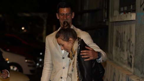 NOVAK ĐOKOVIĆ TEŠI JELENU POSLE SVADBE Bole me noge od štikli i đuskanja (FOTO) NOVAK ĐOKOVIĆ TEŠI JELENU POSLE SVADBE Bole me noge od štikli i đuskanja (FOTO)
