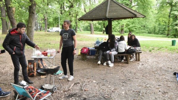 БЕОГРАЂАНИ ОД СИНОЋ НА КОШУТЊАКУ: Погледајте како изгледа првомајски уранак у главном граду (ФОТО/ВИДЕО) БЕОГРАЂАНИ ОД СИНОЋ НА КОШУТЊАКУ: Погледајте како изгледа првомајски уранак у главном граду (ФОТО/ВИДЕО)
