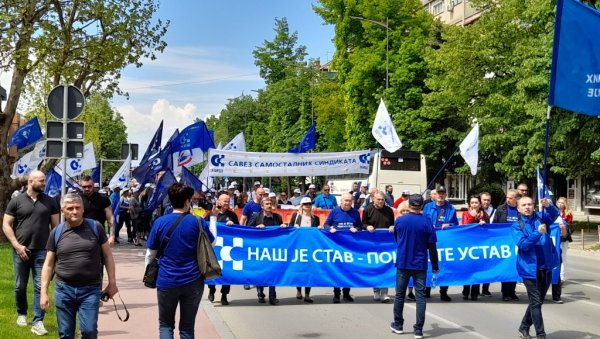 НАШ ЈЕ СТАВ – ПОШТУЈТЕ УСТАВ: Савез самосталних синдиката Србије обележио 1. мај протестом у Лесковцу НАШ ЈЕ СТАВ – ПОШТУЈТЕ УСТАВ: Савез самосталних синдиката Србије обележио 1. мај протестом у Лесковцу