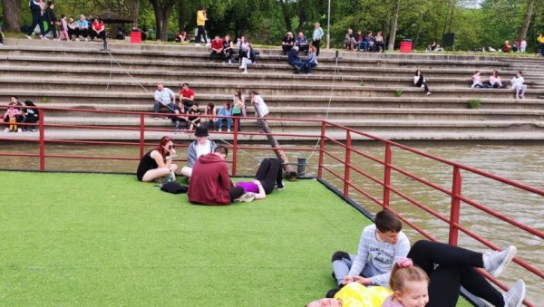 ПРВО ОВОГОДИШЊЕ КУПАЊЕ НА ТИСИ: Више од десет хиљада излетника на излетишту код Жабаљског моста (ФОТО/ВИДЕО) ПРВО ОВОГОДИШЊЕ КУПАЊЕ НА ТИСИ: Више од десет хиљада излетника на излетишту код Жабаљског моста (ФОТО/ВИДЕО)
