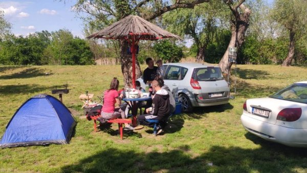 СУНЦЕ И СЈАЈАН ПРВОМАЈСКИ ПРОВОД: У Зрењанину и околини излетишта пуна за Празник рада (ФОТО) СУНЦЕ И СЈАЈАН ПРВОМАЈСКИ ПРОВОД: У Зрењанину и околини излетишта пуна за Празник рада (ФОТО)