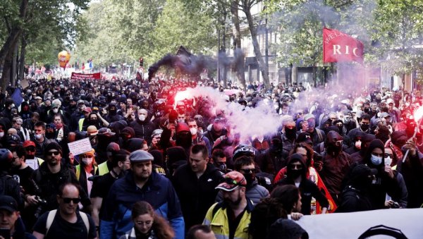 ХАОС У ПАРИЗУ: Сукоби грађана с полицијом - Воћем и чекићем 1. маја бране радничка права (ФОТО/ВИДЕО) ХАОС У ПАРИЗУ: Сукоби грађана с полицијом - Воћем и чекићем 1. маја бране радничка права (ФОТО/ВИДЕО)