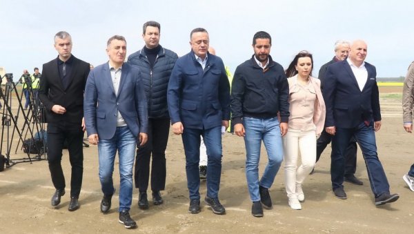 НАПРЕДУЈЕ АУТО-ПУТ РУМА-ШАБАЦ: Министар Момировић у Хртковцима - Ово је најважнији инфраструктурни пројекат за Срем (ФОТО) НАПРЕДУЈЕ АУТО-ПУТ РУМА-ШАБАЦ: Министар Момировић у Хртковцима - Ово је најважнији инфраструктурни пројекат за Срем (ФОТО)