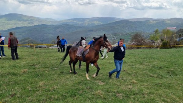 ТРАДИЦИЈА НАСТАВЉЕНА НАКОН ДВЕ ГОДИНЕ: Комаранска кошија код Бродарева окупила на хиљаде посетилаца (ФОТО) ТРАДИЦИЈА НАСТАВЉЕНА НАКОН ДВЕ ГОДИНЕ: Комаранска кошија код Бродарева окупила на хиљаде посетилаца (ФОТО)