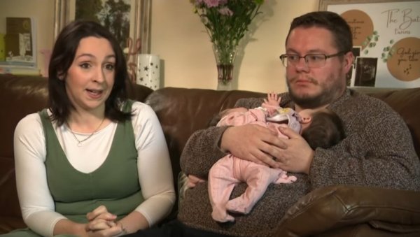 ОВА ТРУДНОЋА ДОГОДИ СЕ ЈЕДНОМ У 2,5 МИЛИОНА СЛУЧАЈЕВА: Хана је родила стално загрљене сијамске близнакиње (ВИДЕО) ОВА ТРУДНОЋА ДОГОДИ СЕ ЈЕДНОМ У 2,5 МИЛИОНА СЛУЧАЈЕВА: Хана је родила стално загрљене сијамске близнакиње (ВИДЕО)