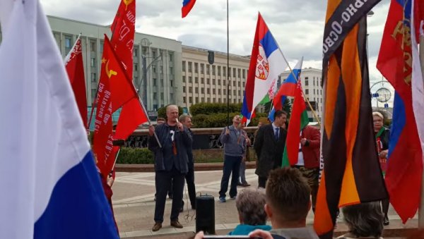СРПСКА ЗАСТАВА ВИЈОРИ СЕ У ЦЕНТРУ МИНСКА: У Белорусији одржан митинг подршке Русији (ФОТО/ВИДЕО) СРПСКА ЗАСТАВА ВИЈОРИ СЕ У ЦЕНТРУ МИНСКА: У Белорусији одржан митинг подршке Русији (ФОТО/ВИДЕО)