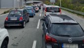 КИЛОМЕТАРСКЕ КОЛОНЕ НА ДОБРАКОВУ: На улазак у Србију чека се сат и по (ФОТО)
