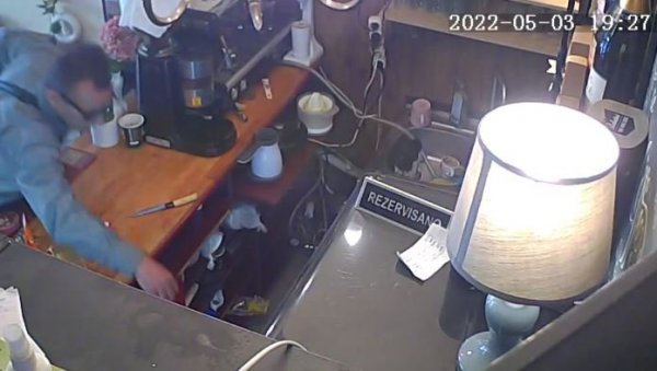 НЕВЕРОВАТАН СНИМАК ИЗ БЕОГРАДСКОГ КАФИЋА: Мушкарац усред бела дана краде новчаник из шанка (ВИДЕО) НЕВЕРОВАТАН СНИМАК ИЗ БЕОГРАДСКОГ КАФИЋА: Мушкарац усред бела дана краде новчаник из шанка (ВИДЕО)