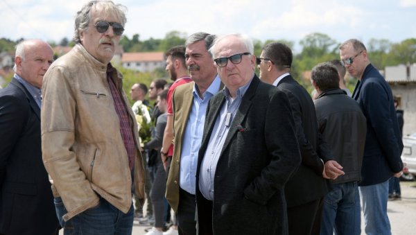СРЕТА ЈЕ БИО КАО БЕЛМОНДО И ГАГА НИКОЛИЋ, ПРАВИО ЈЕ РЕМЕК-ДЕЛА! Емотиван опроштај Боже Маљковића од Зорана Сретеновића СРЕТА ЈЕ БИО КАО БЕЛМОНДО И ГАГА НИКОЛИЋ, ПРАВИО ЈЕ РЕМЕК-ДЕЛА! Емотиван опроштај Боже Маљковића од Зорана Сретеновића
