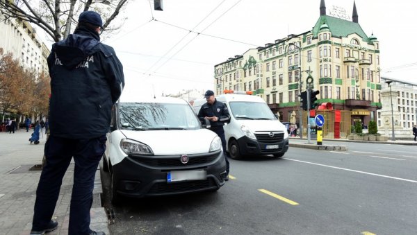ДОСТАВЉАЧИМА ПРОБЛЕМ ОКО СОКОЛОВО: Велики број казни уручен теренским радницима због непрописног остављања и паркирања службених возила ДОСТАВЉАЧИМА ПРОБЛЕМ ОКО СОКОЛОВО: Велики број казни уручен теренским радницима због непрописног остављања и паркирања службених возила