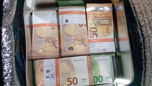 РУЧНИ ФРИЖИДЕР ПУН СВЕЖЊЕВА НОВЧАНИЦА: На Прешеву спречен покушај кријумчарења 73.000 евра РУЧНИ ФРИЖИДЕР ПУН СВЕЖЊЕВА НОВЧАНИЦА: На Прешеву спречен покушај кријумчарења 73.000 евра