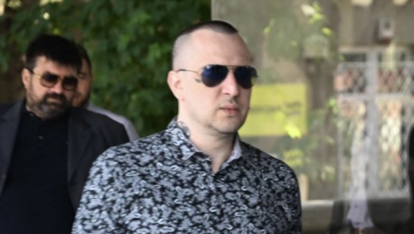 ПРИКАЗАНО ОСАМ ФОТОГРАФИЈА НА СУЂЕЊУ МАРЈАНОВИЋУ: Пажњу привукао детаљ на његовој гардероби ПРИКАЗАНО ОСАМ ФОТОГРАФИЈА НА СУЂЕЊУ МАРЈАНОВИЋУ: Пажњу привукао детаљ на његовој гардероби