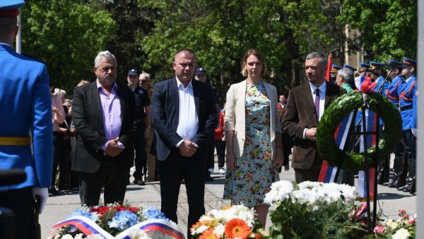 ПОГИНУО У БОРБИ СА НАТО АГРЕСОРОМ: У Ваљеву обележена годишњица смрти пуковника Миленка Павловића ПОГИНУО У БОРБИ СА НАТО АГРЕСОРОМ: У Ваљеву обележена годишњица смрти пуковника Миленка Павловића