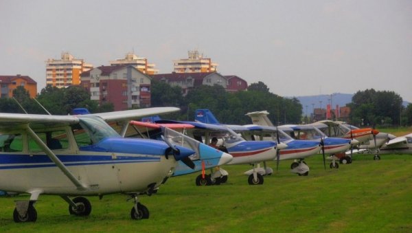 РОСУЉЕ ЈАЧАЈУ БИЗНИС: Шта Крушевац и његови грађани добијају изградњом аеродрома, на који се чекало 25 година РОСУЉЕ ЈАЧАЈУ БИЗНИС: Шта Крушевац и његови грађани добијају изградњом аеродрома, на који се чекало 25 година