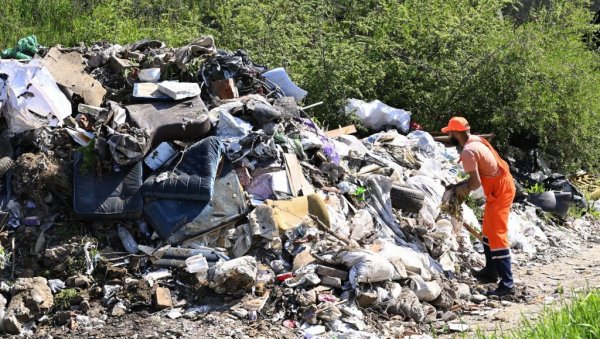 УКЛОЊЕНО 100 КУБИКА ОТПАДА: Очишћена дивља депонија на обали Саве у Обреновцу УКЛОЊЕНО 100 КУБИКА ОТПАДА: Очишћена дивља депонија на обали Саве у Обреновцу