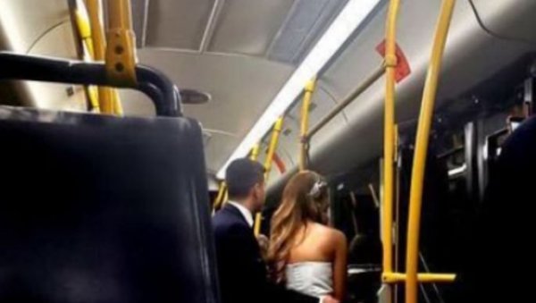 САМО ЉУБАВ: Прелепа сцена из београдског аутобуса (ФОТО) САМО ЉУБАВ: Прелепа сцена из београдског аутобуса (ФОТО)
