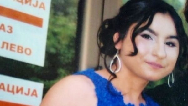 НЕСТАЛА ТИНЕЈЏЕРКА У НИШУ: Полиција трага за младом Нишлијком - на себи је имала плаву дуксерицу (ФОТО) НЕСТАЛА ТИНЕЈЏЕРКА У НИШУ: Полиција трага за младом Нишлијком - на себи је имала плаву дуксерицу (ФОТО)