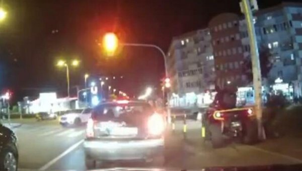 ЈОШ ЈЕДАН БАХАТИ ВОЗАЧ У БЕОГРАДУ: Погледајте како је одлучио да заобиђе колону на Чукарици, умало ударио жену (ВИДЕО) ЈОШ ЈЕДАН БАХАТИ ВОЗАЧ У БЕОГРАДУ: Погледајте како је одлучио да заобиђе колону на Чукарици, умало ударио жену (ВИДЕО)