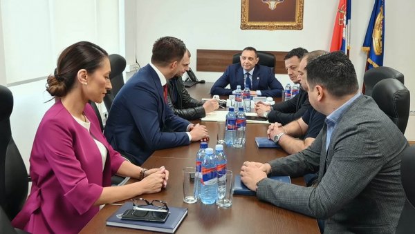 НИЈЕДНО УБИСТВО НЕЋЕ ОСТАТИ НЕРАСВЕТЉЕНО Вулин: Београд је сигуран град, Србија је безбедна земља НИЈЕДНО УБИСТВО НЕЋЕ ОСТАТИ НЕРАСВЕТЉЕНО Вулин: Београд је сигуран град, Србија је безбедна земља