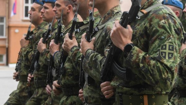 ВОЈНИ РОК ОД 90 ДАНА: Председник Вучић ће предложити увођење обавезног служења војске у Србији ВОЈНИ РОК ОД 90 ДАНА: Председник Вучић ће предложити увођење обавезног служења војске у Србији