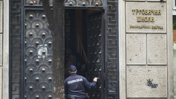 СЕВАЛИ НОЖЕВИ У ТРГОВАЧКОЈ ШКОЛИ У БЕОГРАДУ: Ударио друга столицом, па га избо након свађе СЕВАЛИ НОЖЕВИ У ТРГОВАЧКОЈ ШКОЛИ У БЕОГРАДУ: Ударио друга столицом, па га избо након свађе