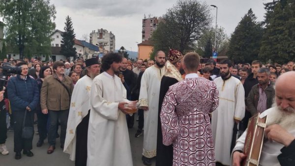 ВЕЛИКА ЂУРЂЕВДАНСКА ЛИТИЈА: На хиљаде људи на улицама Берана (ФОТО) ВЕЛИКА ЂУРЂЕВДАНСКА ЛИТИЈА: На хиљаде људи на улицама Берана (ФОТО)
