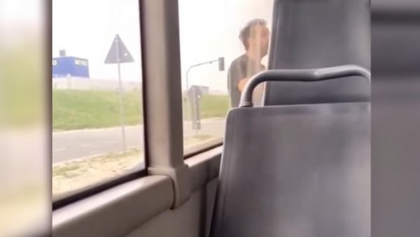 ДРАМАТИЧАН СНИМАК ИЗ БЕОГРАДА: Возач аутобуса се потукао са мушкарцем! (ВИДЕО) ДРАМАТИЧАН СНИМАК ИЗ БЕОГРАДА: Возач аутобуса се потукао са мушкарцем! (ВИДЕО)