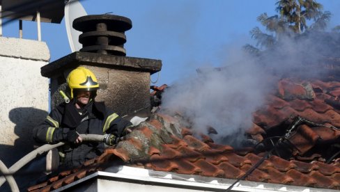 ТРАГЕДИЈА У БАНАТСКОМ БРЕСТОВЦУ: Кућа изгорела до темеља, ватрогасци пронашли угљенисано тело ТРАГЕДИЈА У БАНАТСКОМ БРЕСТОВЦУ: Кућа изгорела до темеља, ватрогасци пронашли угљенисано тело