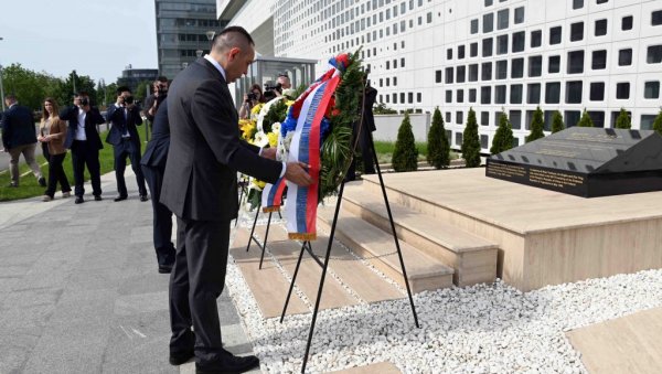 СРБИЈА ВЕЧНО ПАМТИ: Министар Вулин положио венце на месту где су НАТО бомбе убиле кинеске новинаре (ФОТО) СРБИЈА ВЕЧНО ПАМТИ: Министар Вулин положио венце на месту где су НАТО бомбе убиле кинеске новинаре (ФОТО)