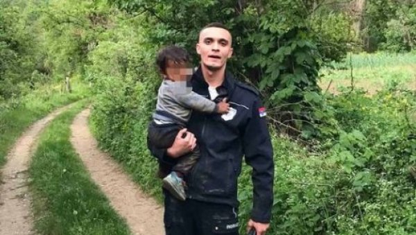 ОВО ЈЕ ПОЛИЦАЈАЦ КОЈИ СПАСИО МАЛИШАНА: Двогодишње дете пронађено после вишечасовне потраге у Бору ОВО ЈЕ ПОЛИЦАЈАЦ КОЈИ СПАСИО МАЛИШАНА: Двогодишње дете пронађено после вишечасовне потраге у Бору