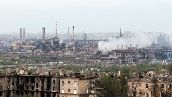 УКРАЈИНЦИ СА БЕЛОМ ЗАСТАВОМ: Из Азовстаља у Маријупољу изашла група цивила и војника УКРАЈИНЦИ СА БЕЛОМ ЗАСТАВОМ: Из Азовстаља у Маријупољу изашла група цивила и војника