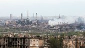 УКРАЈИНЦИ СА БЕЛОМ ЗАСТАВОМ: Из Азовстаља у Маријупољу изашла група цивила и војника УКРАЈИНЦИ СА БЕЛОМ ЗАСТАВОМ: Из Азовстаља у Маријупољу изашла група цивила и војника