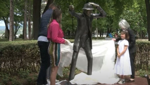 ШУРДА У НИШКОЈ БАЊИ: Откривен споменик легендарном Љубиши Самарџићу (ФОТО) ШУРДА У НИШКОЈ БАЊИ: Откривен споменик легендарном Љубиши Самарџићу (ФОТО)
