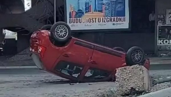 АУТОМОБИЛ ЗАВРШИО НА КРОВУ КОД МОСТАРСКЕ ПЕТЉЕ: На мрежама се сви питају - како се ово десило? (ВИДЕО) АУТОМОБИЛ ЗАВРШИО НА КРОВУ КОД МОСТАРСКЕ ПЕТЉЕ: На мрежама се сви питају - како се ово десило? (ВИДЕО)