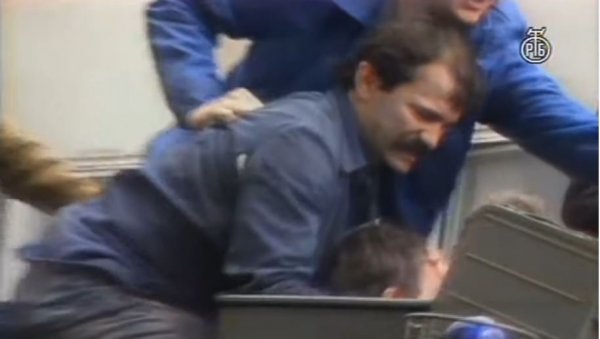 КРВАВИ ЂУРЂЕВДАН 1991: У Сплиту убијен први војник ЈНА, руља покушала да задави другог (ВИДЕО) КРВАВИ ЂУРЂЕВДАН 1991: У Сплиту убијен први војник ЈНА, руља покушала да задави другог (ВИДЕО)