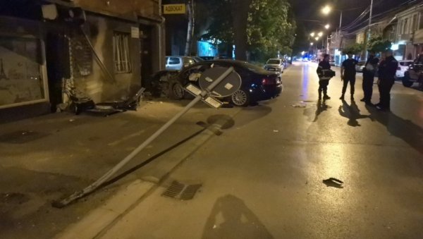 УДАРИО У ТАКСИ, ПА СЕ ЗАБИО У ПРОДАВНИЦУ: Тешка саобраћајна несрећа у Нишу, повређено пет особа (ВИДЕО) УДАРИО У ТАКСИ, ПА СЕ ЗАБИО У ПРОДАВНИЦУ: Тешка саобраћајна несрећа у Нишу, повређено пет особа (ВИДЕО)