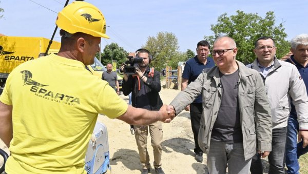 ВЕСИЋ ОБИШАО РАДОВЕ: Покретна канцеларија са грађанима лазаревачког насеља Шушњар ВЕСИЋ ОБИШАО РАДОВЕ: Покретна канцеларија са грађанима лазаревачког насеља Шушњар