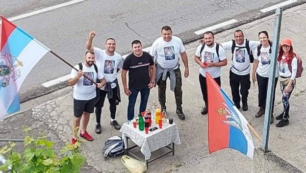 ПЕШКЕ НА ПОКЛОЊЕЊЕ СВЕТОМ ВАСИЛИЈУ ЧУДОТВОРЦУ: Млади ходочасници из Херцег Новог поручили да желе да се помоле за братску љубав и слогу ПЕШКЕ НА ПОКЛОЊЕЊЕ СВЕТОМ ВАСИЛИЈУ ЧУДОТВОРЦУ: Млади ходочасници из Херцег Новог поручили да желе да се помоле за братску љубав и слогу