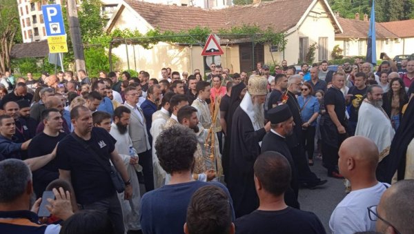 НА ЧЕЛУ КОЛОНЕ ВЕРНИКА МИТРОПОЛИТ ЈОАНИКИЈЕ: Традиционална Марковданска литија у Подгорици (ФОТО/ВИДЕО) НА ЧЕЛУ КОЛОНЕ ВЕРНИКА МИТРОПОЛИТ ЈОАНИКИЈЕ: Традиционална Марковданска литија у Подгорици (ФОТО/ВИДЕО)