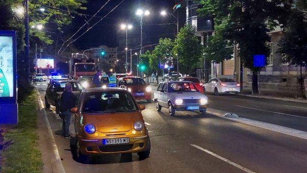 СРЕЋОМ НЕМА ПОВРЕЂЕНИХ: Саобраћајна несрећа у центру Београда (ФОТО) СРЕЋОМ НЕМА ПОВРЕЂЕНИХ: Саобраћајна несрећа у центру Београда (ФОТО)
