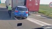 TEŠKA SAOBRAĆAJNA NESREĆA KOD DOBANOVACA: Automobil se zakucao u kamion (FOTO) TEŠKA SAOBRAĆAJNA NESREĆA KOD DOBANOVACA: Automobil se zakucao u kamion (FOTO)