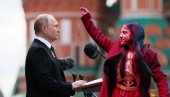 ПОНОС НАЦИЈЕ: Девојчица Павлина носи фотографије српских хероја са Косова и Метохије на Бесмртном пуку у Москви