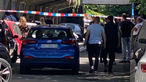 ПРВE ФОТОГРАФИЈE СА МЕСТА ЗЛОЧИНА: На Бањици у току увиђај, познаници жртве напали новинарске екипе (ФОТО) ПРВE ФОТОГРАФИЈE СА МЕСТА ЗЛОЧИНА: На Бањици у току увиђај, познаници жртве напали новинарске екипе (ФОТО)