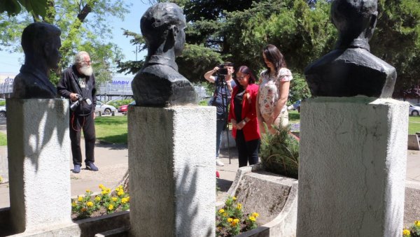 ДАН ПОБЕДЕ ОБЕЛЕЖЕН У СМЕДЕРЕВУ: Положени венци на споменик Три хероја ДАН ПОБЕДЕ ОБЕЛЕЖЕН У СМЕДЕРЕВУ: Положени венци на споменик Три хероја