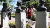 DAN POBEDE OBELEŽEN U SMEDEREVU: Položeni venci na spomenik Tri heroja