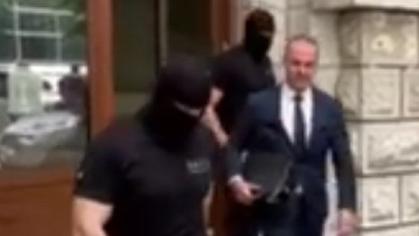 БЛАЖО УПАО У САЧЕКУШУ: Специјалци ухапсили председника Привредног суда и више стечајних управника и адвоката БЛАЖО УПАО У САЧЕКУШУ: Специјалци ухапсили председника Привредног суда и више стечајних управника и адвоката