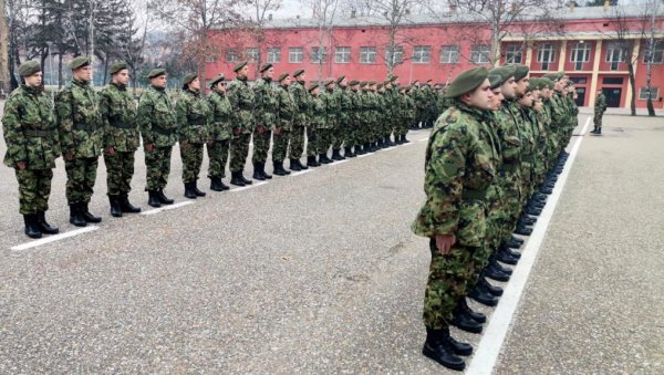 ВУЧЕВИЋ ЗА „ЈУТАРЊЕ НОВОСТИ“: Ко одслужи војску, пре до посла у јавној управи ВУЧЕВИЋ ЗА „ЈУТАРЊЕ НОВОСТИ“: Ко одслужи војску, пре до посла у јавној управи
