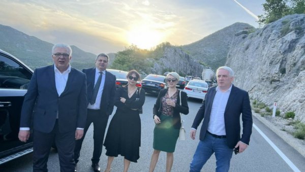 БЛОКИРАНО ЦЕТИЊЕ: Делегација ДФ заустављена на прагу Цетиња БЛОКИРАНО ЦЕТИЊЕ: Делегација ДФ заустављена на прагу Цетиња