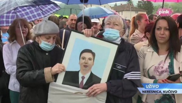 СЛИКА У ЗНАК ДОБРОДОШЛИЦЕ: На оригиналан начин дочекале председника Вучића (ФОТО) СЛИКА У ЗНАК ДОБРОДОШЛИЦЕ: На оригиналан начин дочекале председника Вучића (ФОТО)